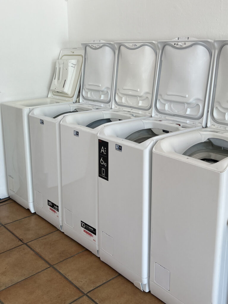 Gebraucht ist nicht gleich gebraucht – bei uns ist gebraucht wie NEU. Wir machen es ganz einfach: Wir nehmen ein gebrauchtes Haushaltsgerät, ersetzen darin die Verschleißteile, entkalken, reinigen und desinfizieren es – VOILA – schon ist dadurch eine qualitativ hochwertige Waschmaschine entstanden, die einer Neuwertigen gleicht. Wir verkaufen jedes Gerät mit einem guten Gewissen.